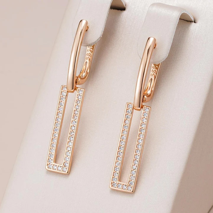 Elegante rechteckige hohle Ohrringe aus Gold