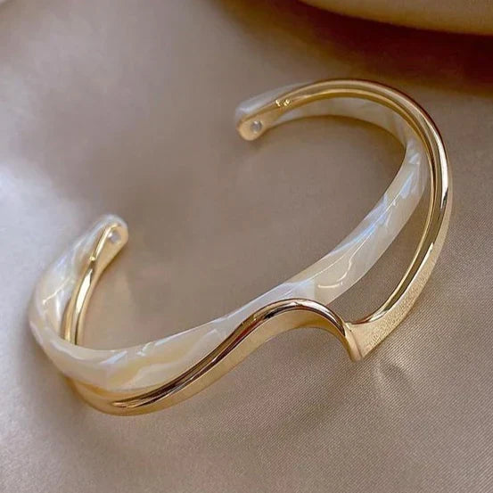 Elegantes Goldarmband mit Weißopal