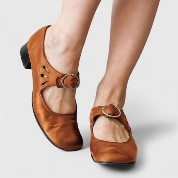 Eilena | Riemchenschuhe mit Lochmuster
