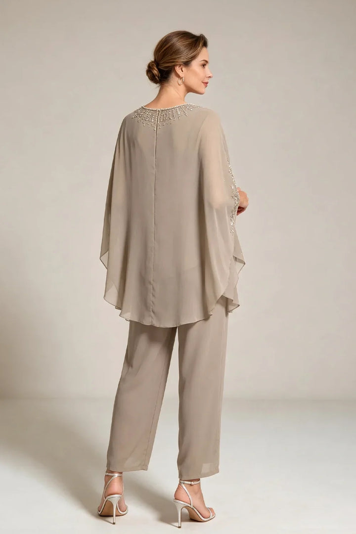 Beige Chiffon-Jumpsuit mit Capeärmeln und Spitze mit Perlen