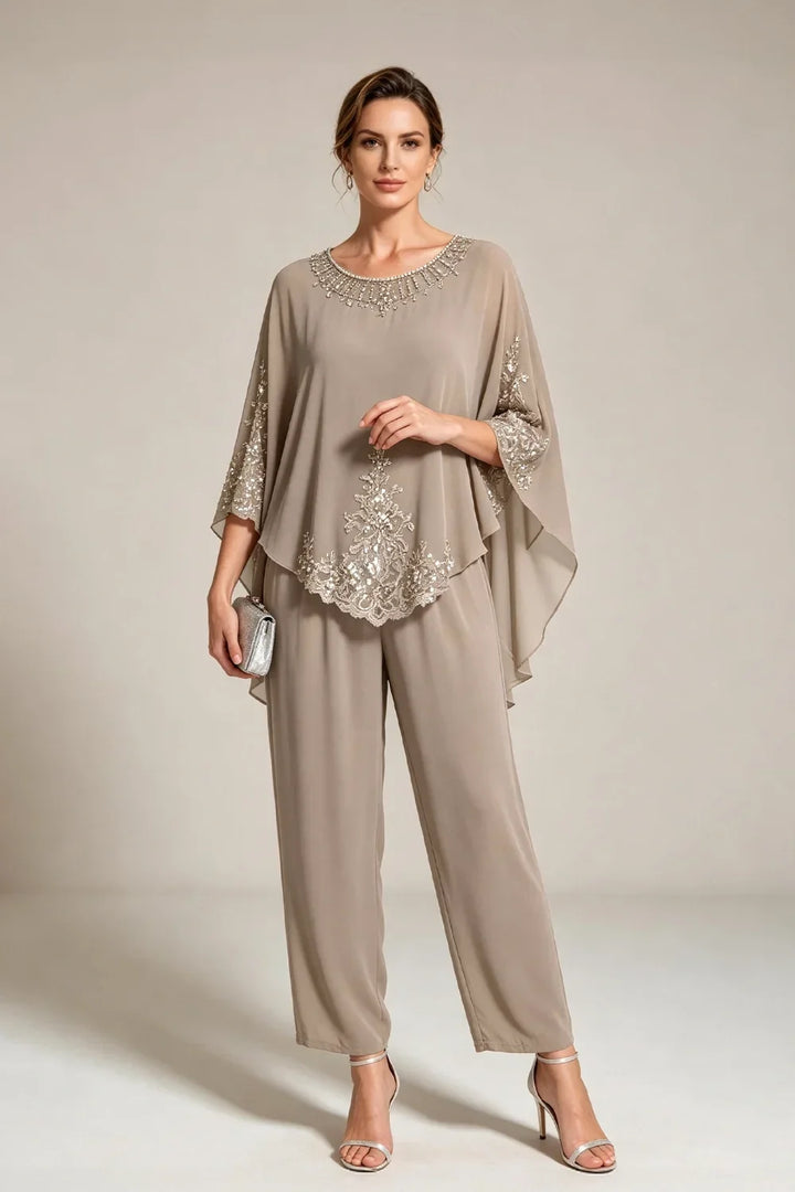 Beige Chiffon-Jumpsuit mit Capeärmeln und Spitze mit Perlen
