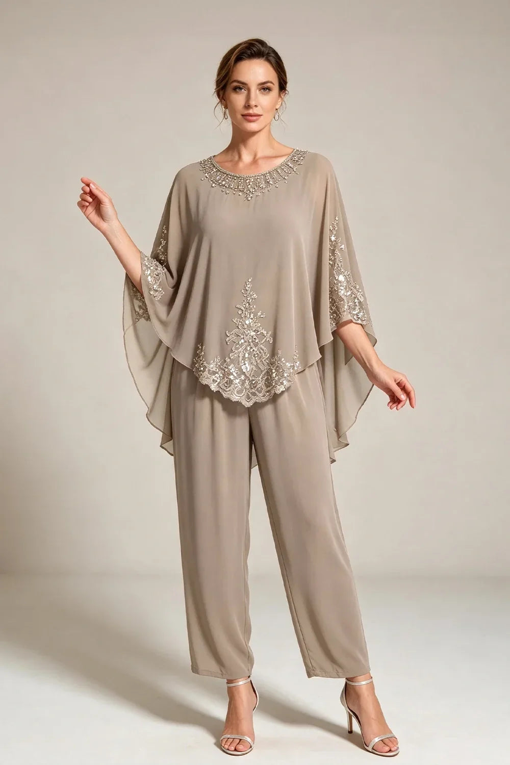 Beige Chiffon-Jumpsuit mit Capeärmeln und Spitze mit Perlen
