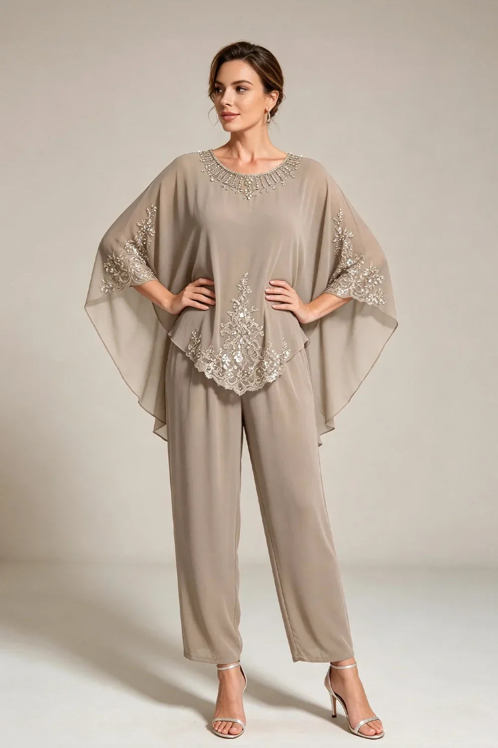 Beige Chiffon-Jumpsuit mit Capeärmeln und Spitze mit Perlen