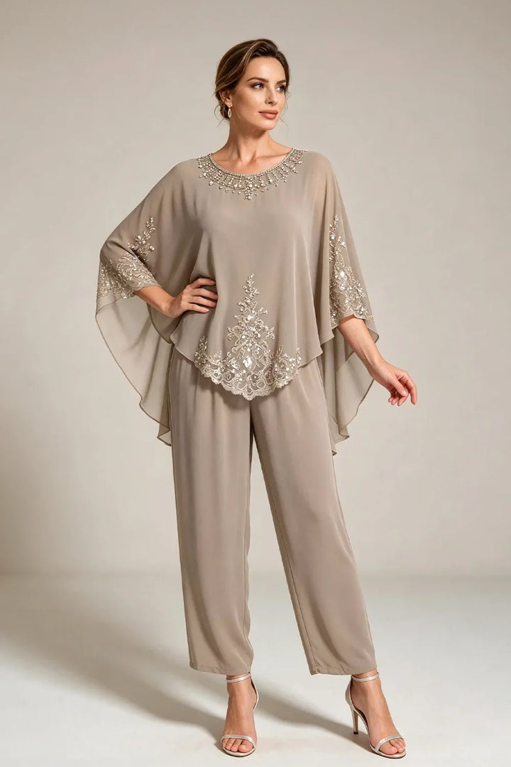 Beige Chiffon-Jumpsuit mit Capeärmeln und Spitze mit Perlen