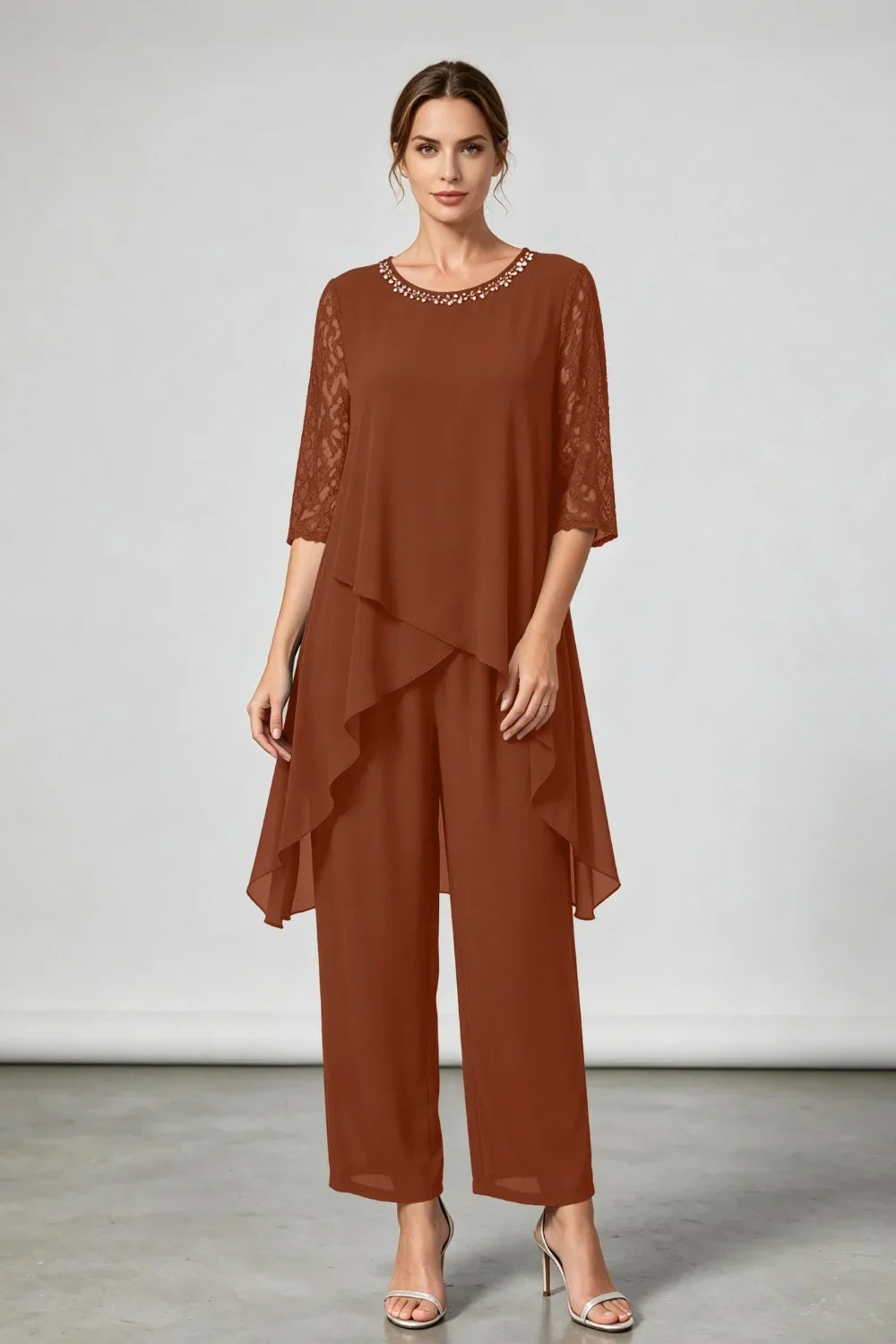 Pfauenblaues, geschichtetes Chiffon-Jumpsuit mit Perlenkragen