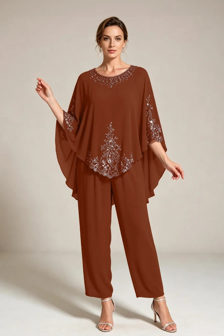 Beige Chiffon-Jumpsuit mit Capeärmeln und Spitze mit Perlen