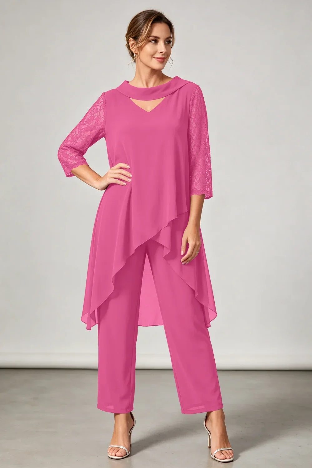 Pflaumenfarbenes Chiffon-Jumpsuit mit V-Ausschnitt, Perlen und Spitzenärmeln