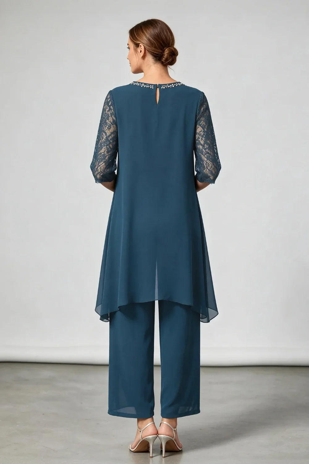 Pfauenblaues, geschichtetes Chiffon-Jumpsuit mit Perlenkragen