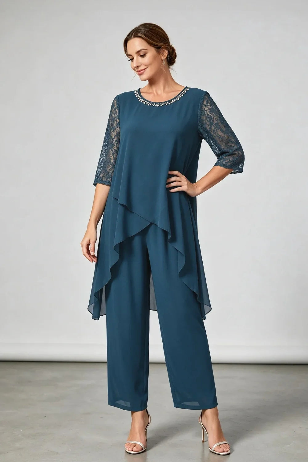 Pfauenblaues, geschichtetes Chiffon-Jumpsuit mit Perlenkragen