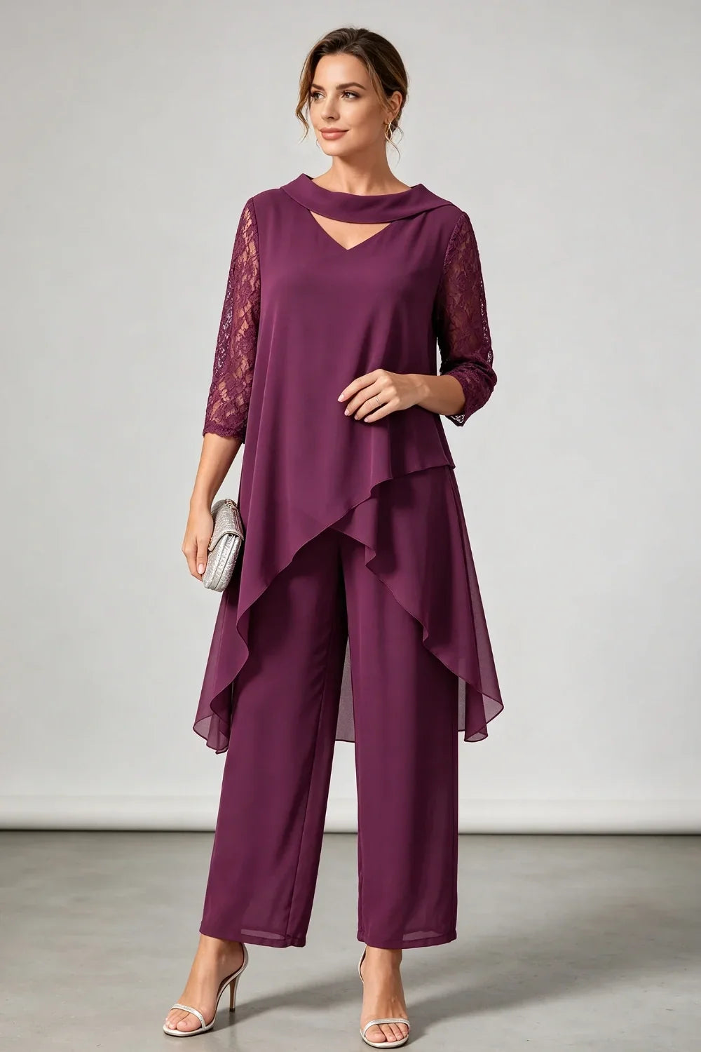Pflaumenfarbenes Chiffon-Jumpsuit mit V-Ausschnitt, Perlen und Spitzenärmeln