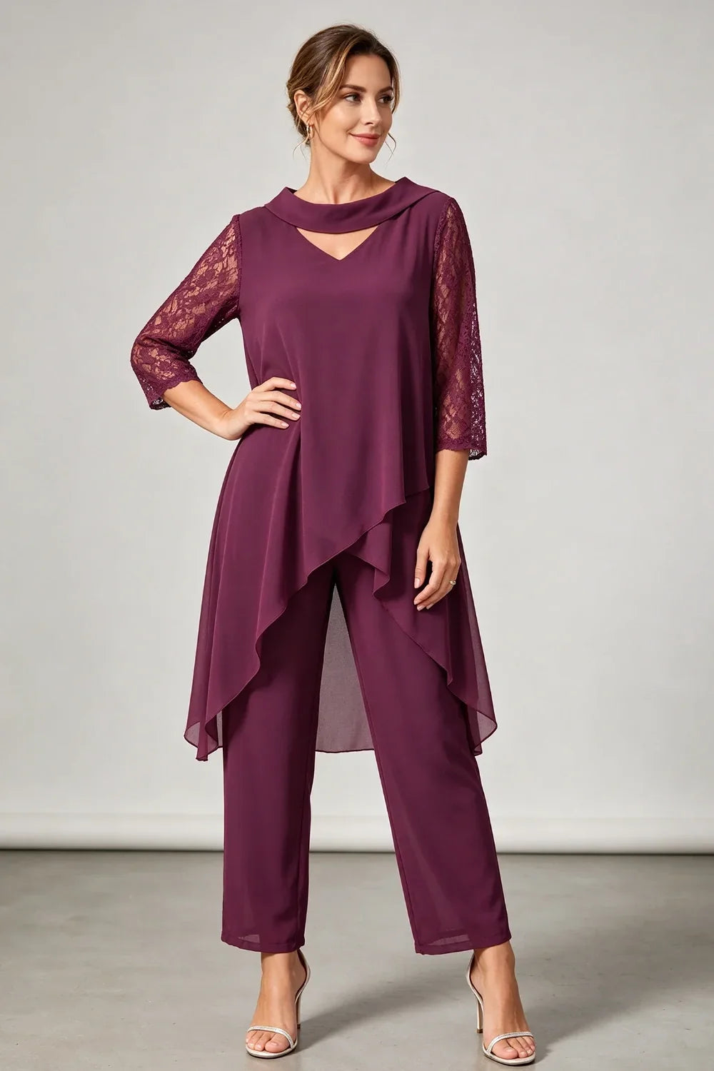 Pflaumenfarbenes Chiffon-Jumpsuit mit V-Ausschnitt, Perlen und Spitzenärmeln