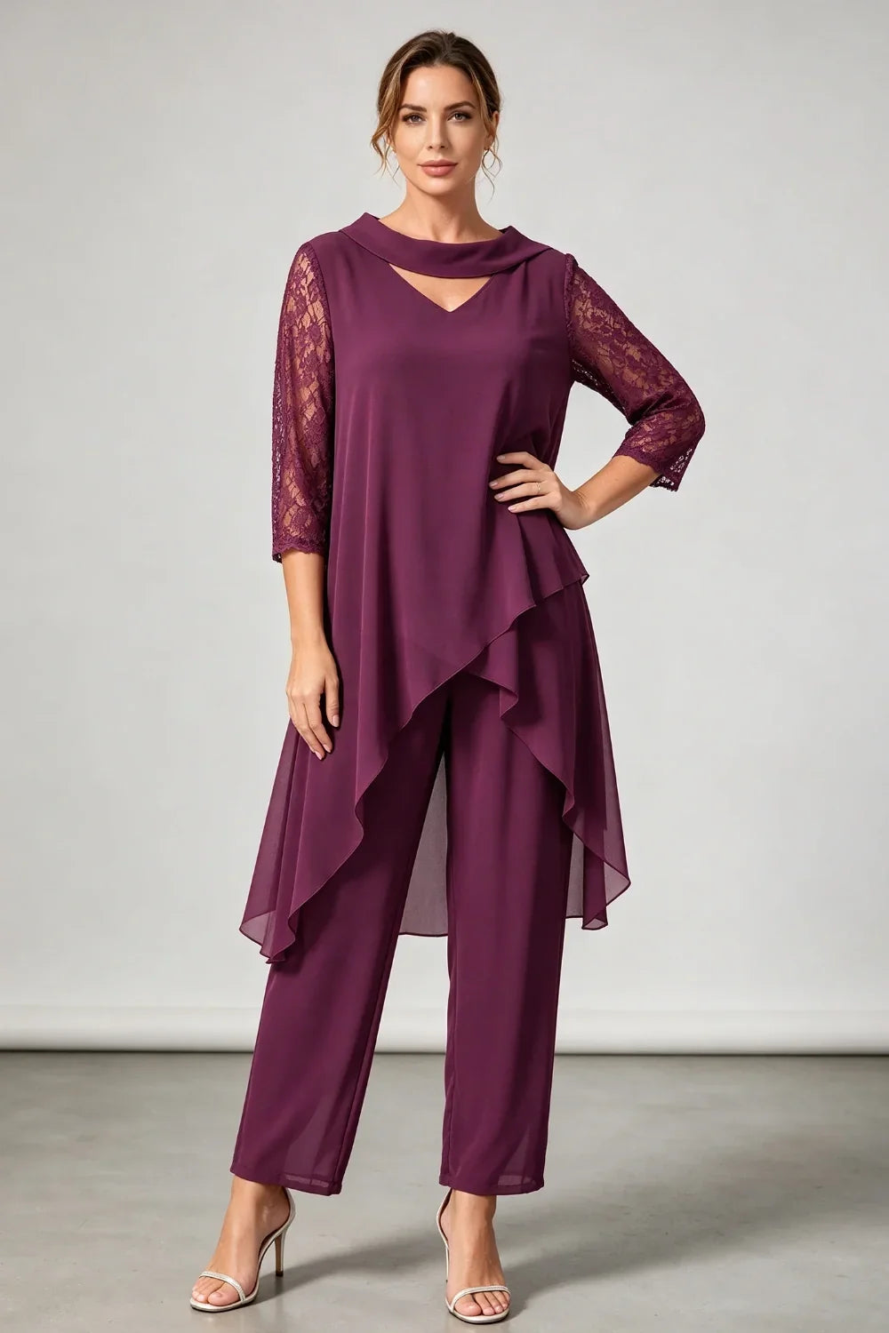 Pflaumenfarbenes Chiffon-Jumpsuit mit V-Ausschnitt, Perlen und Spitzenärmeln