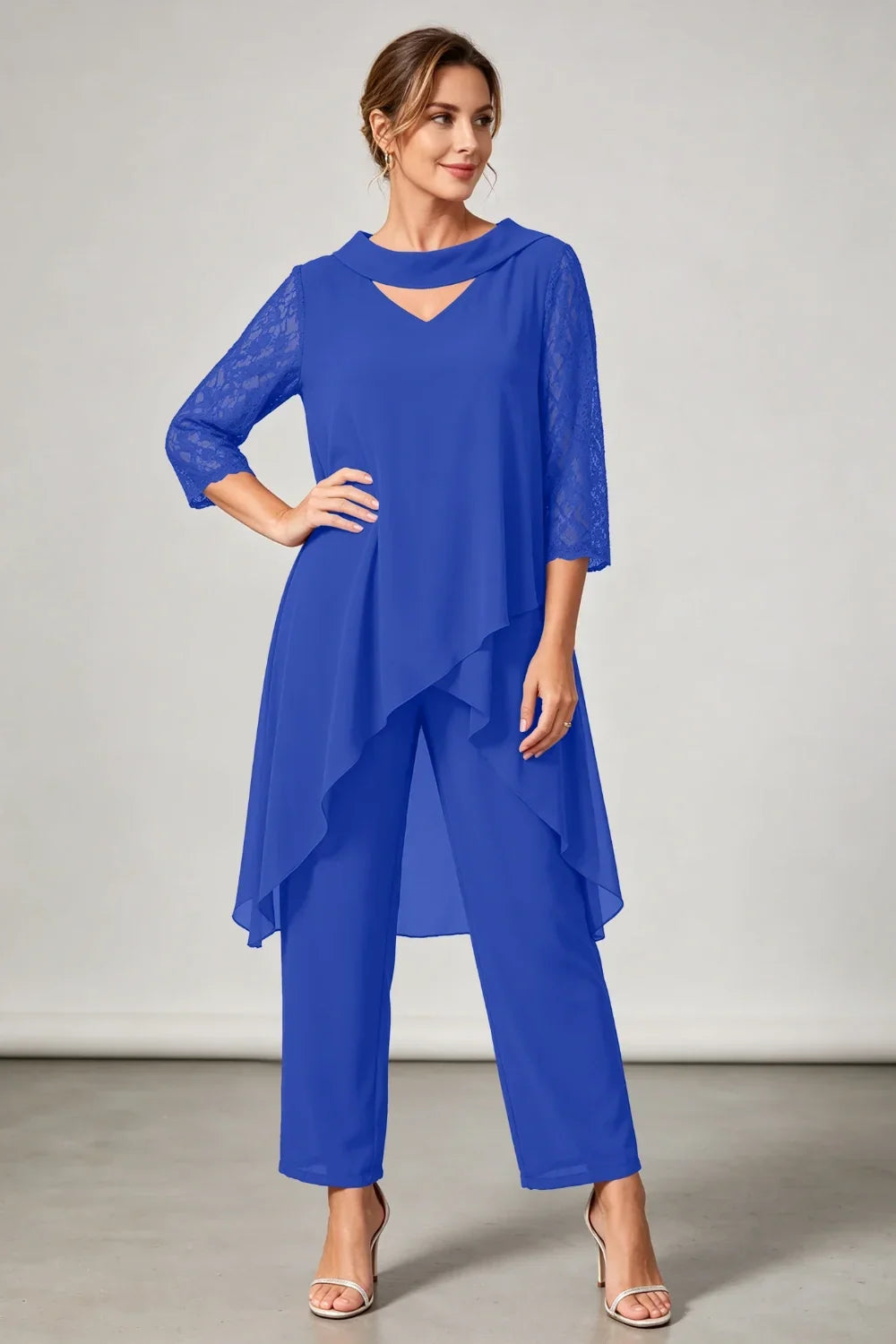 Pflaumenfarbenes Chiffon-Jumpsuit mit V-Ausschnitt, Perlen und Spitzenärmeln