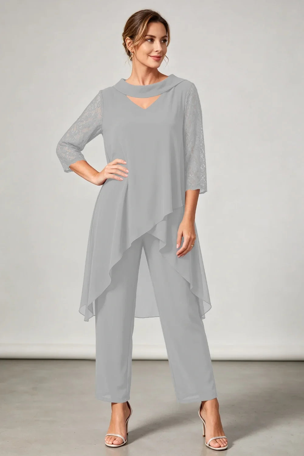 Pflaumenfarbenes Chiffon-Jumpsuit mit V-Ausschnitt, Perlen und Spitzenärmeln