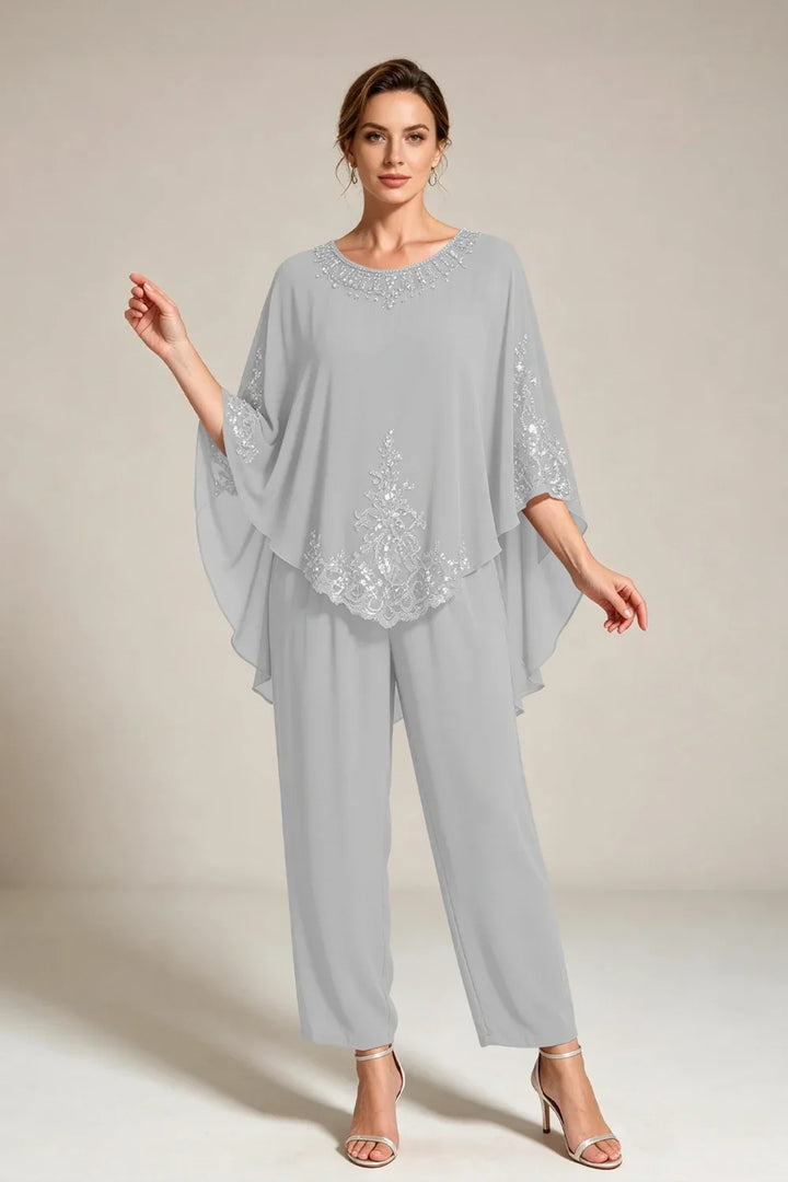 Beige Chiffon-Jumpsuit mit Capeärmeln und Spitze mit Perlen