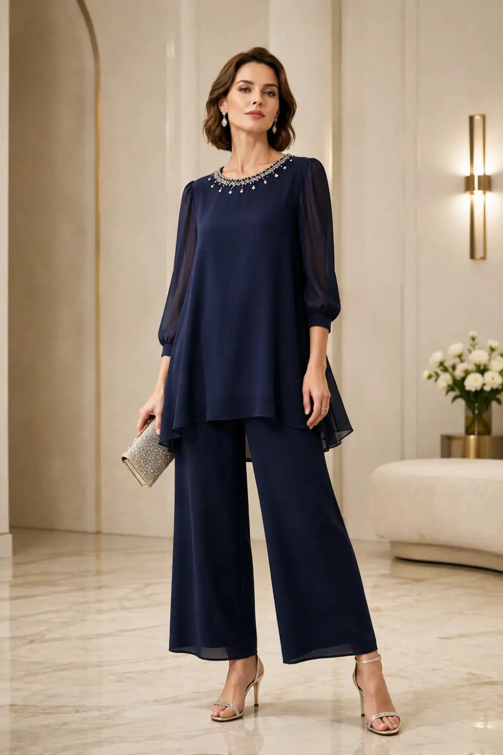 Gestuftes Chiffon-Jumpsuit mit Perlen und Dreiviertelärmeln