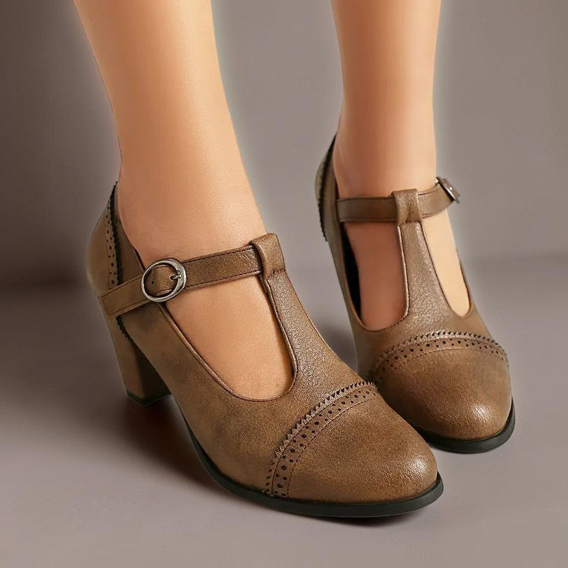 Perforierte Pumps mit Riemchen Sandrine
